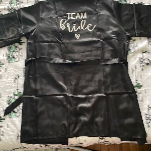 New without tags one size satin team bride black robe short sleeved - Picture 3 of 4